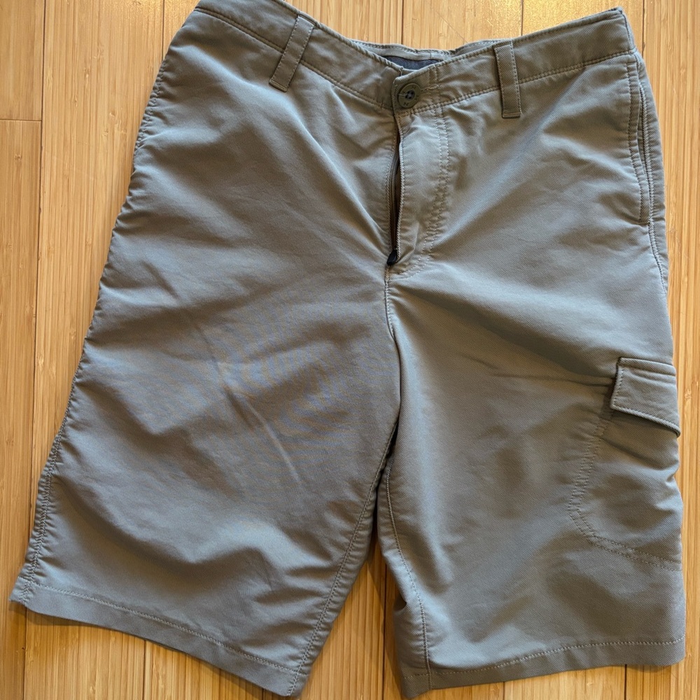 Boys Under Armor Shorts Youth Large Loose fit khaki tan color